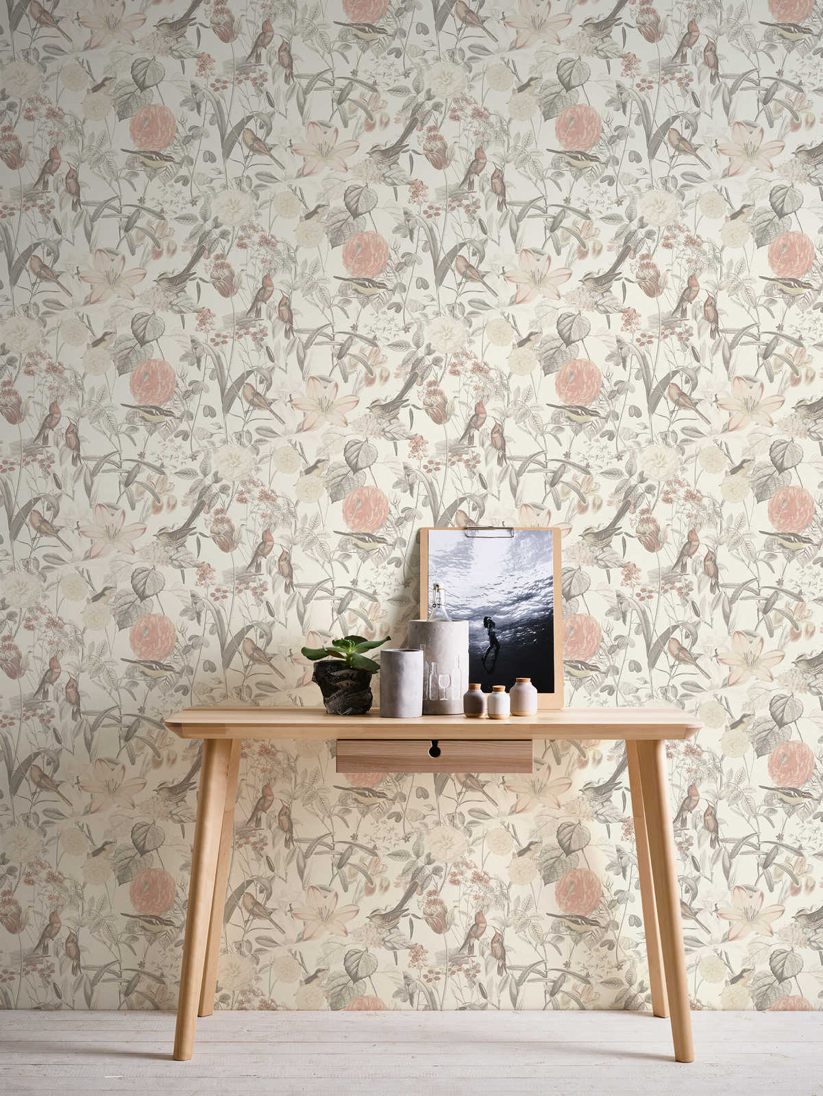             Tapete exotische Blüten & Vogel-Motiv – Grau, Rosa, Orange
        