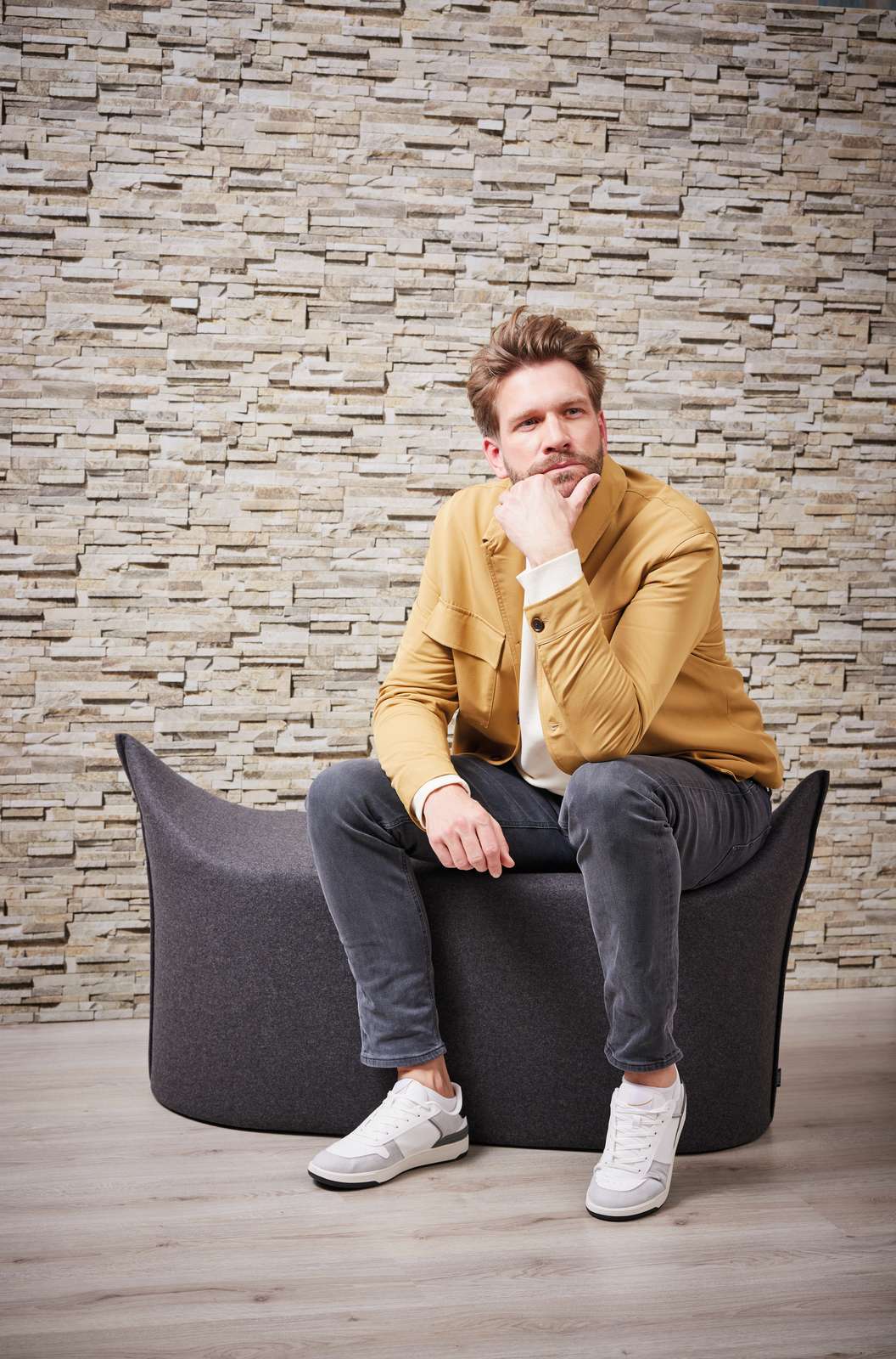             Leicht glänzende Vliestapete mit Steinmauer-Optik – Beige, Braun
        