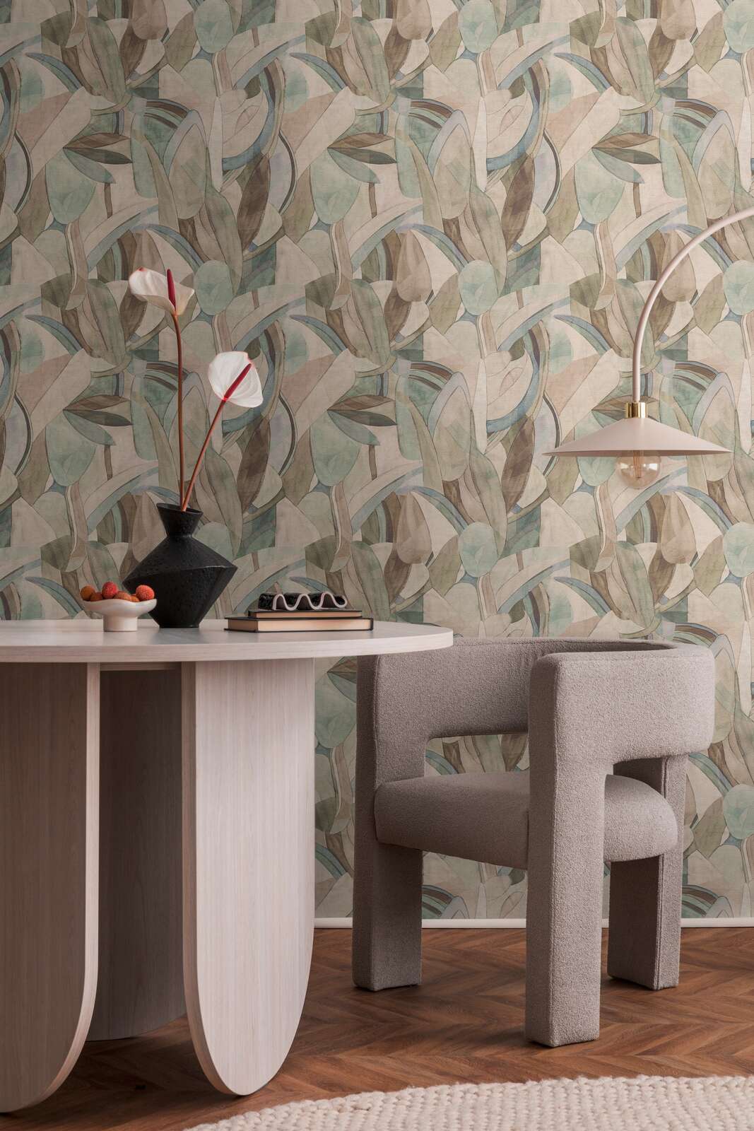             Moderne Vliestapete mit abstraktem Blättermuster, leichte Struktur – Bunt
        