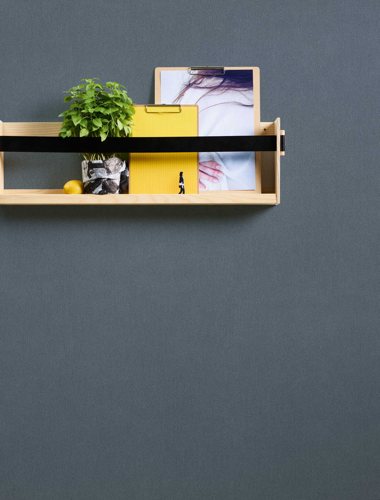             Dunkelgraue Tapete Vlies, einfarbig mit Farbschraffur
        