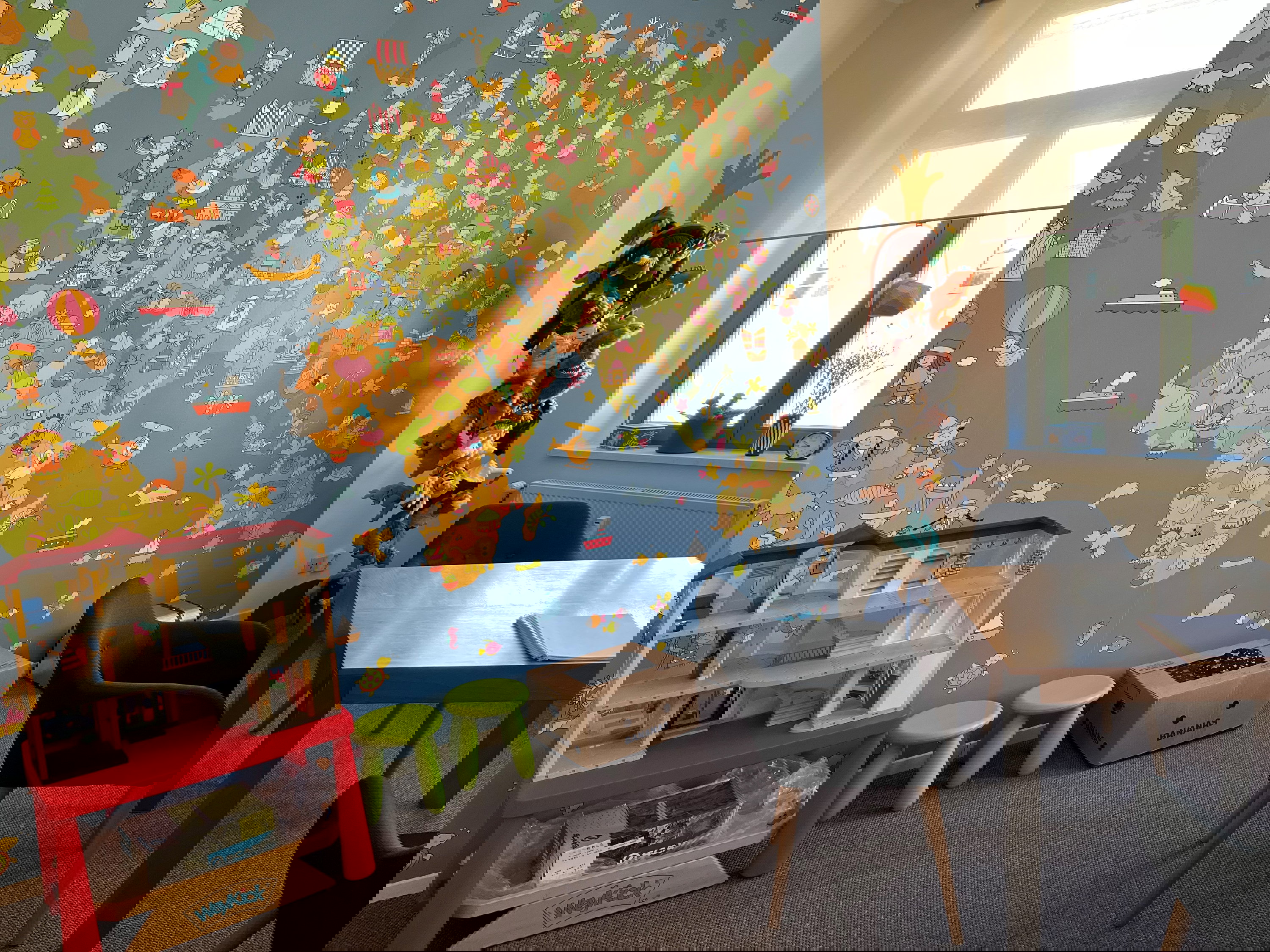 Kinderzimmer, Spielzeugregal, Wandbild, Tischstuhl, Pony