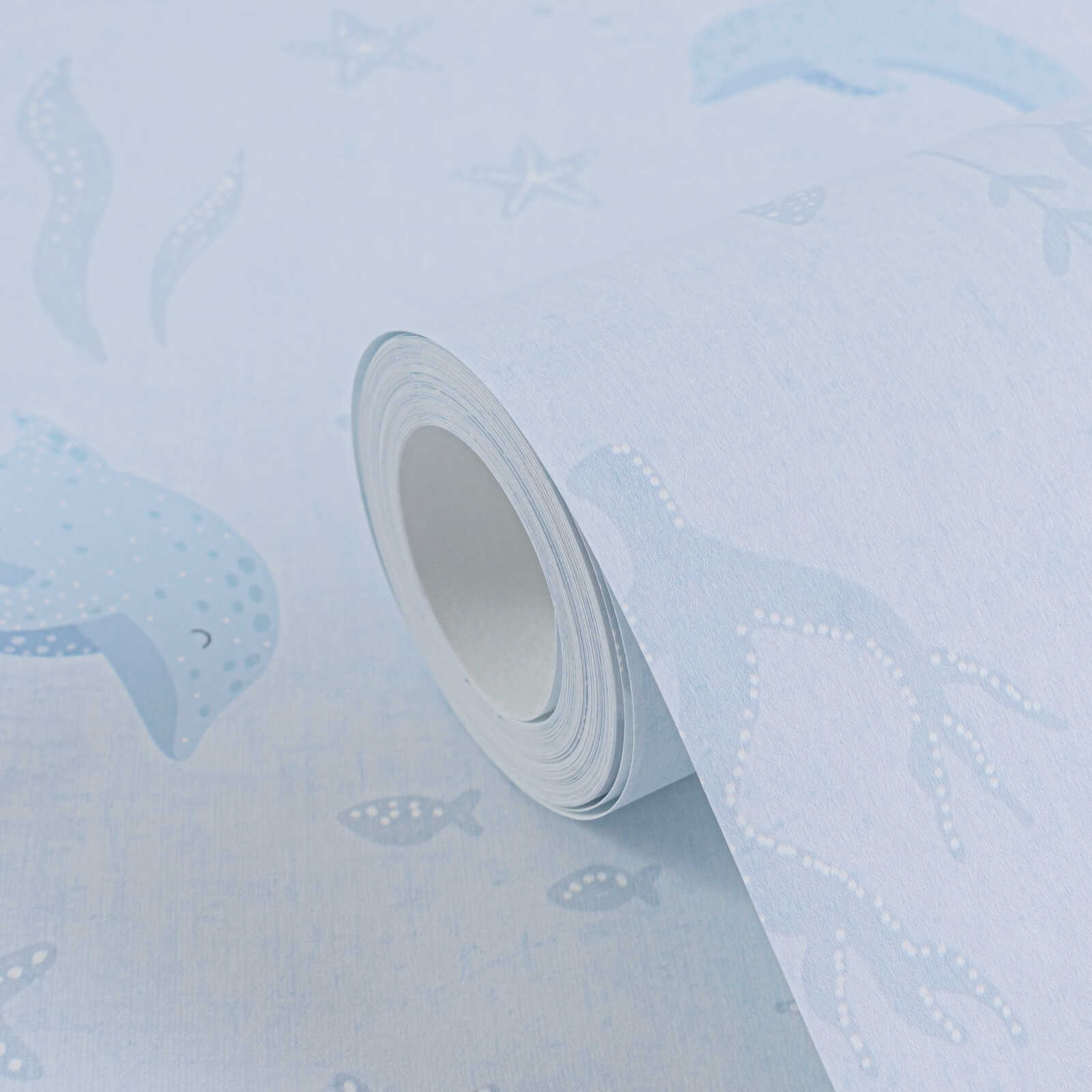             Kinderzimmer Vliestapete Unterwasserwelt - spielrisches Meeresmotiv mit Delfinen und Seesternen – Blau, Weiß
        