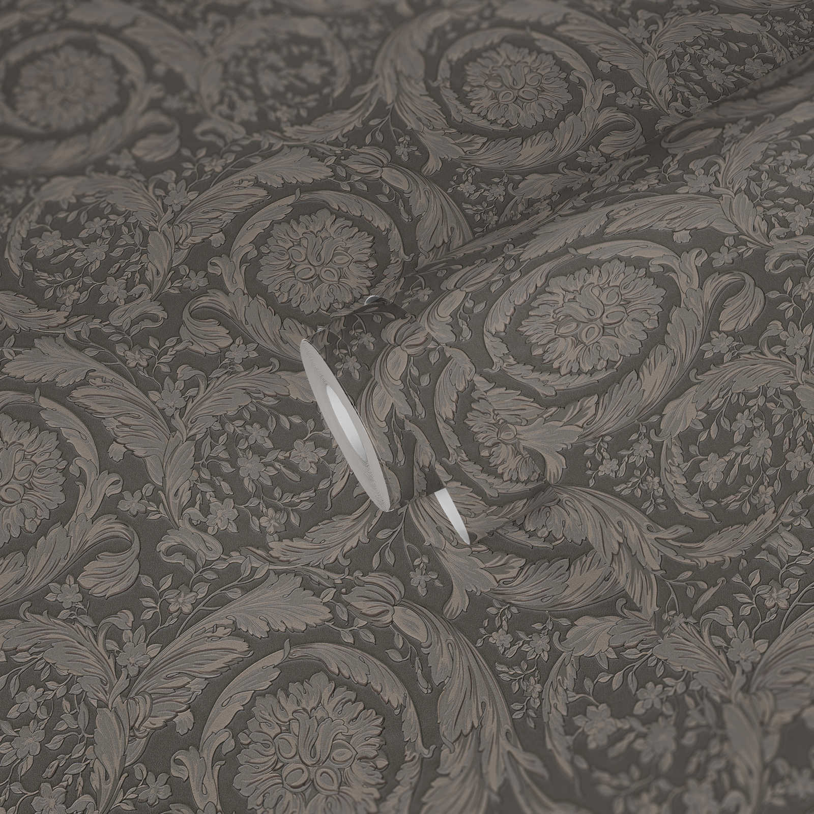             Vliestapete VERSACE Ornament Muster floral – Grau, Metallic
        