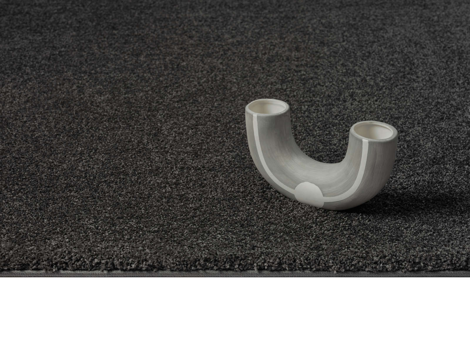             Weicher Kurzflor Teppich in Anthrazit – 150 x 80 cm
        