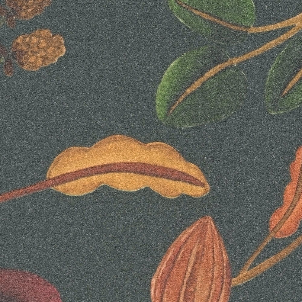             Ausdrucksstarke Vliestapete mit floralem Muster und lebendigen Blattdetails im Vintage-Stil, fein strukturiert – Schwarz, Bunt
        