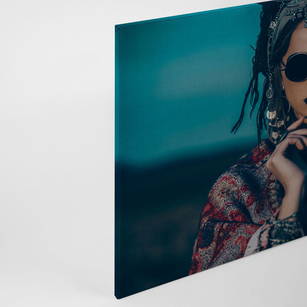             La bohème 1 - Leinwandbild mit Frau im Bohostyle auf naturleinen Struktur – 0,90 m x 0,60 m
        