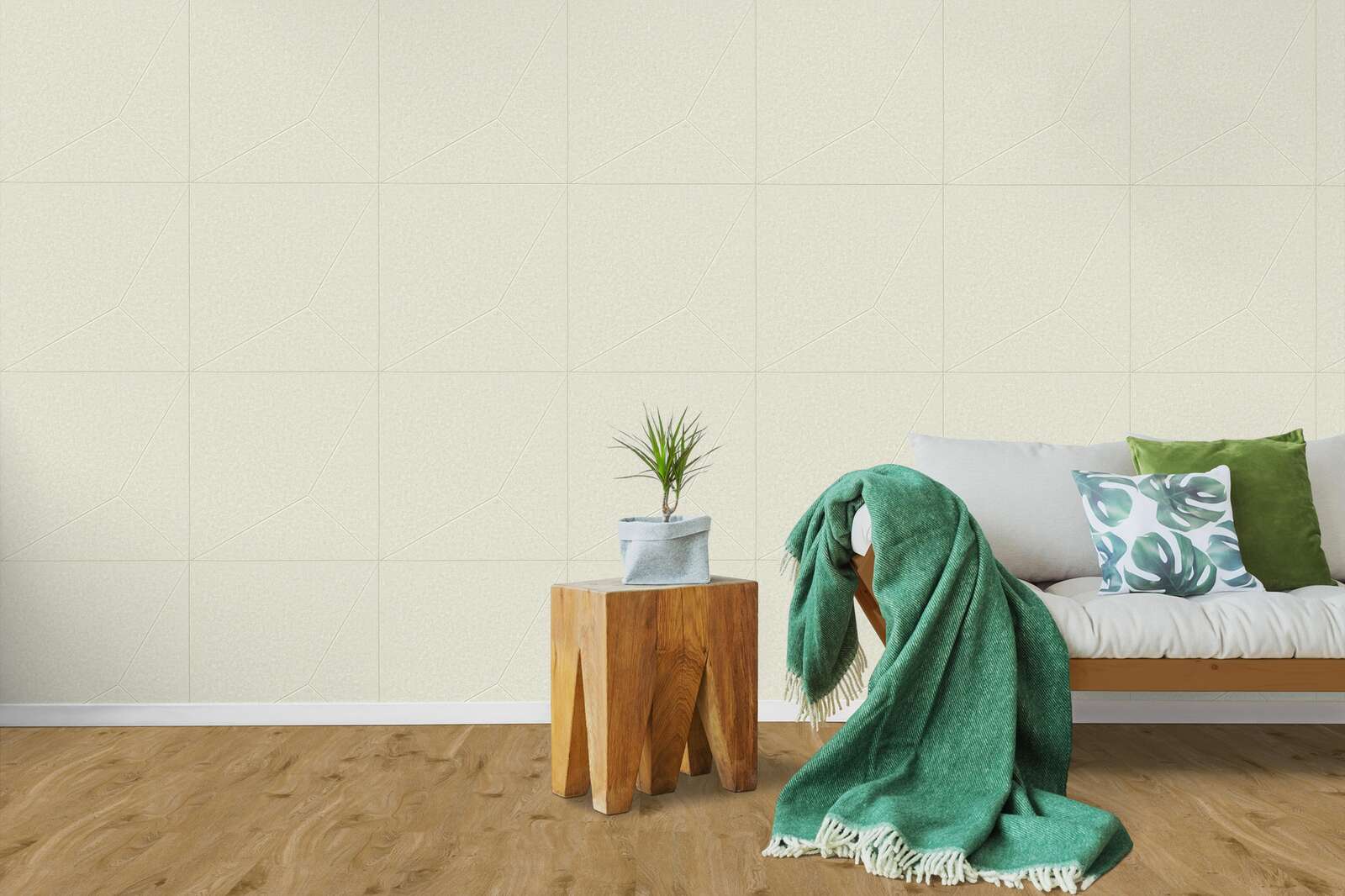 beige Wandpaneele, Wohnzimmer-Dekoration, Pflanze im Topf, Holzstuhl, grüner Plaid