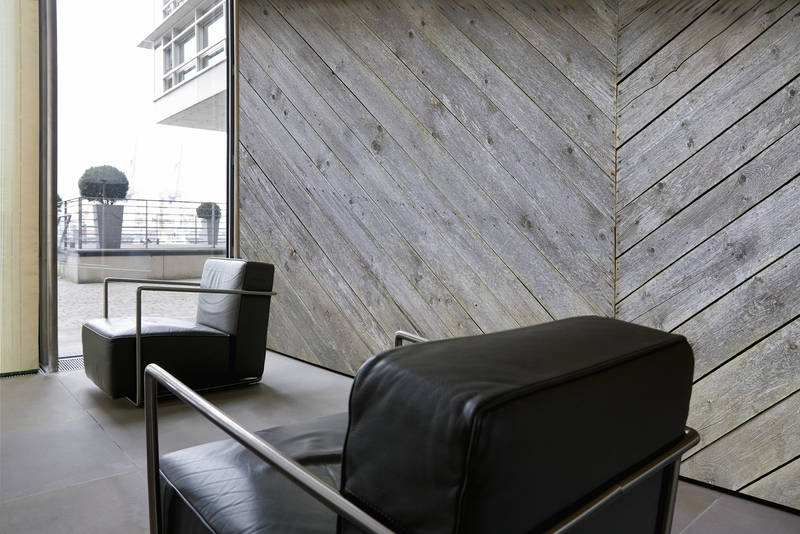 Sofa, Sessel, Schwarzes Leder, Modernes Interieur, Wand aus Holzpaneelen