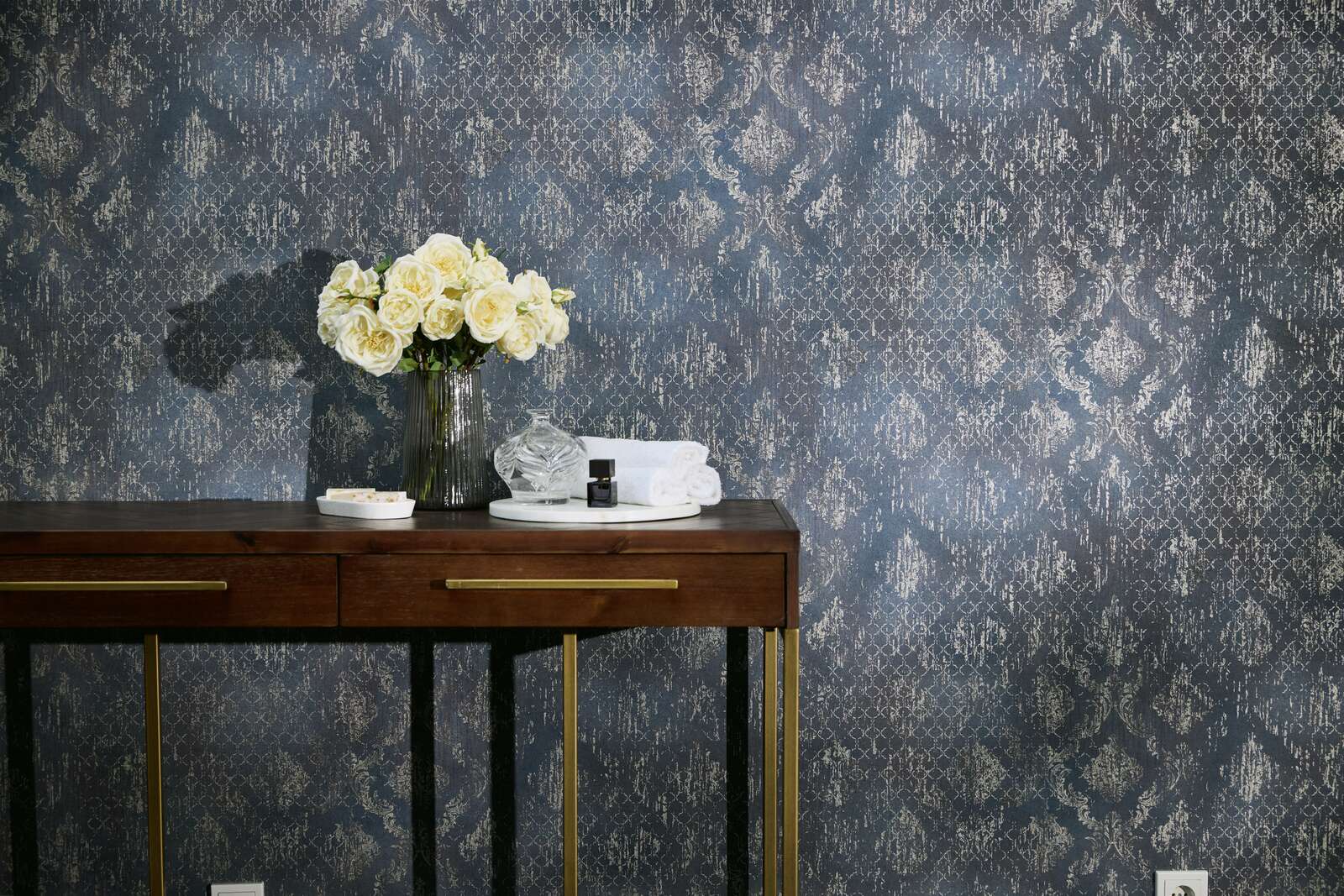 Detailreiche Vliestapete mit schimmernden Ornamenten und feiner Struktur – Blau, Silber, Metallic