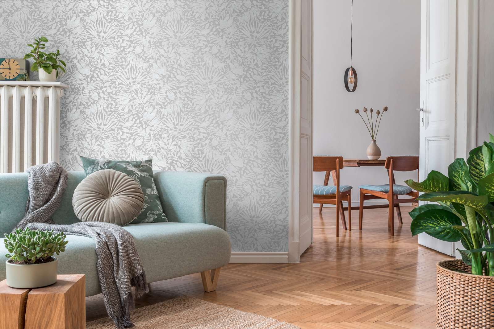             Graue Blätter-Tapete mit Strukturdetails und Metallic-Effekt
        