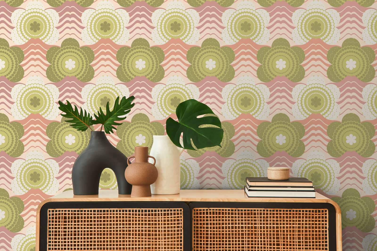             Wellen und Blumen Muster im Retro Stil auf leicht strukturierter Tapete – Rosa, Grün, Creme
        