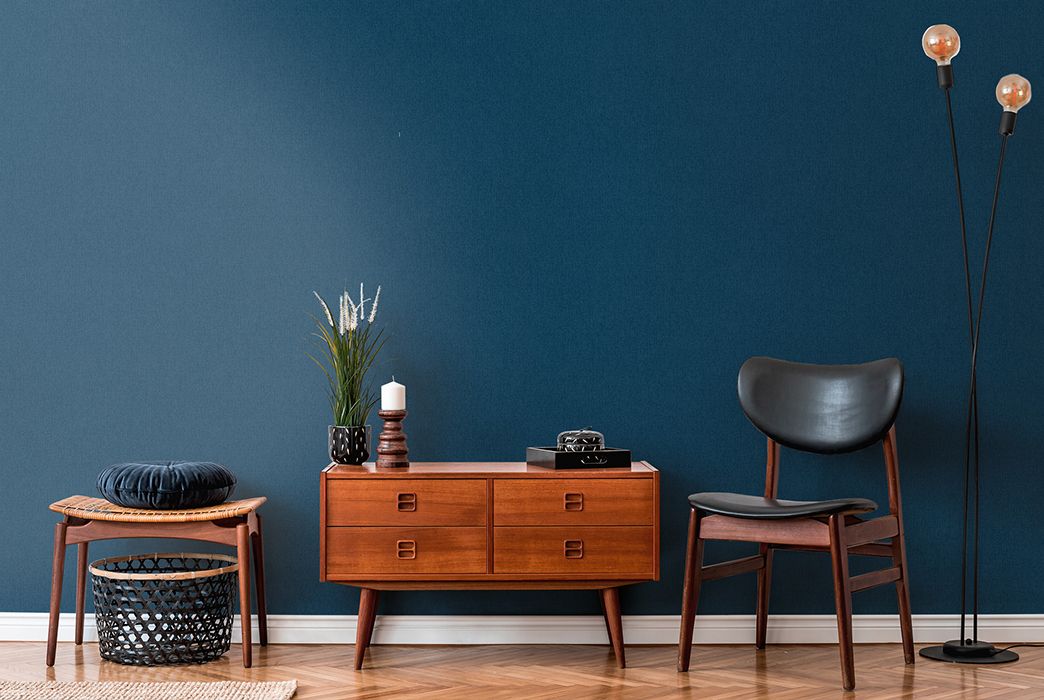 Retro Wohnzimmer mit dunkelblauer Vliestapete AS375216