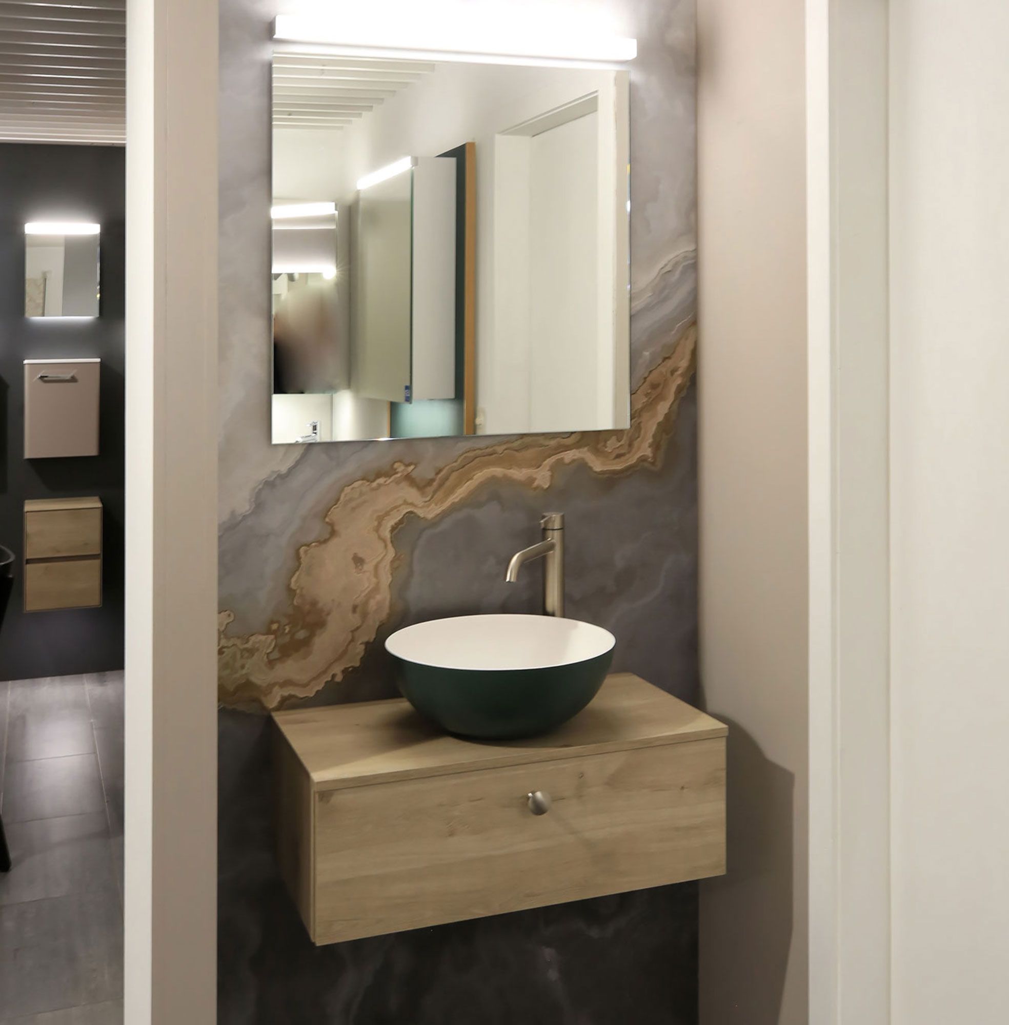 Marmortapete-grau-im-Bad