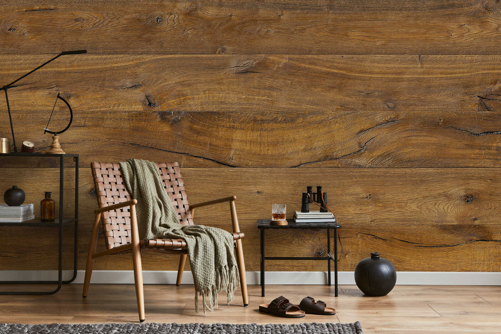 Holzwand, Wohnzimmer, Lederstuhl, Deckenleuchte, Beistelltisch