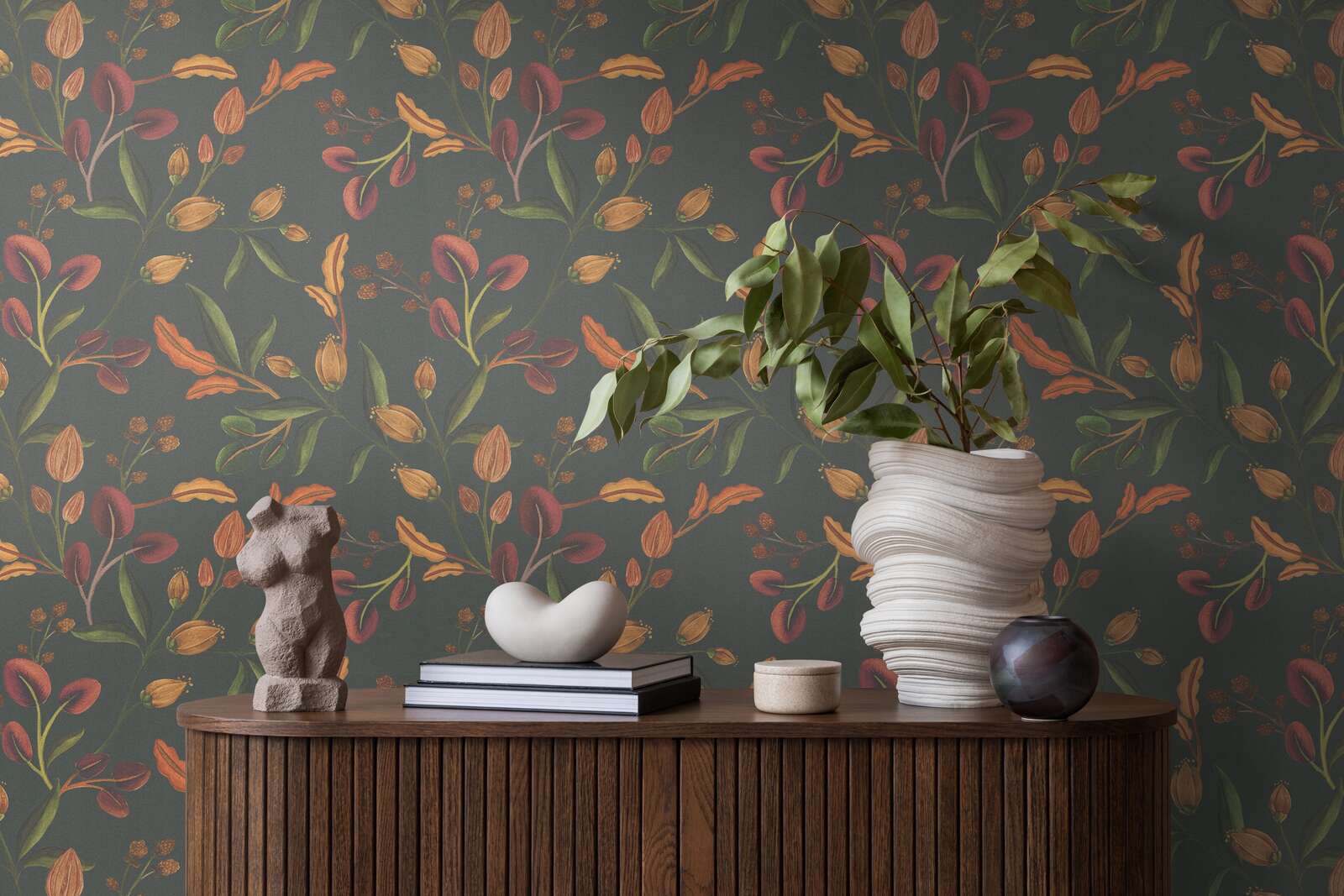             Ausdrucksstarke Vliestapete mit floralem Muster und lebendigen Blattdetails im Vintage-Stil, fein strukturiert – Schwarz, Bunt
        