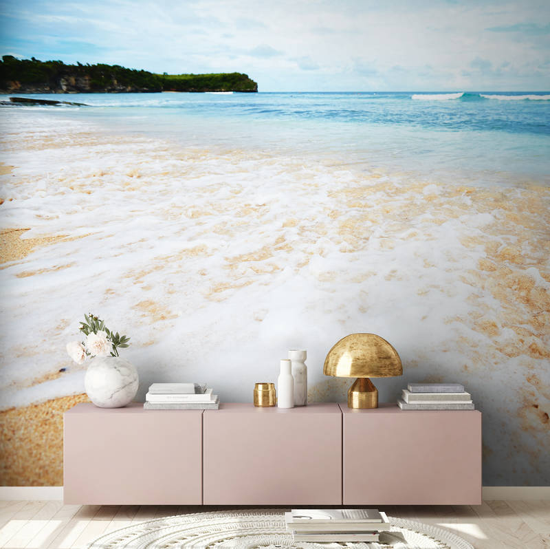             Fototapete Sandstrand auf Bali mit schäumenden Wellen
        