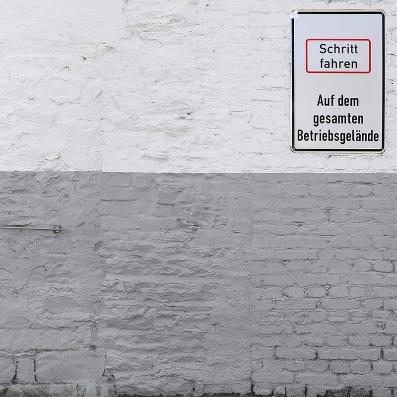 Ziegelwand, Schild, weiße Wand, graue Wand, Textschild