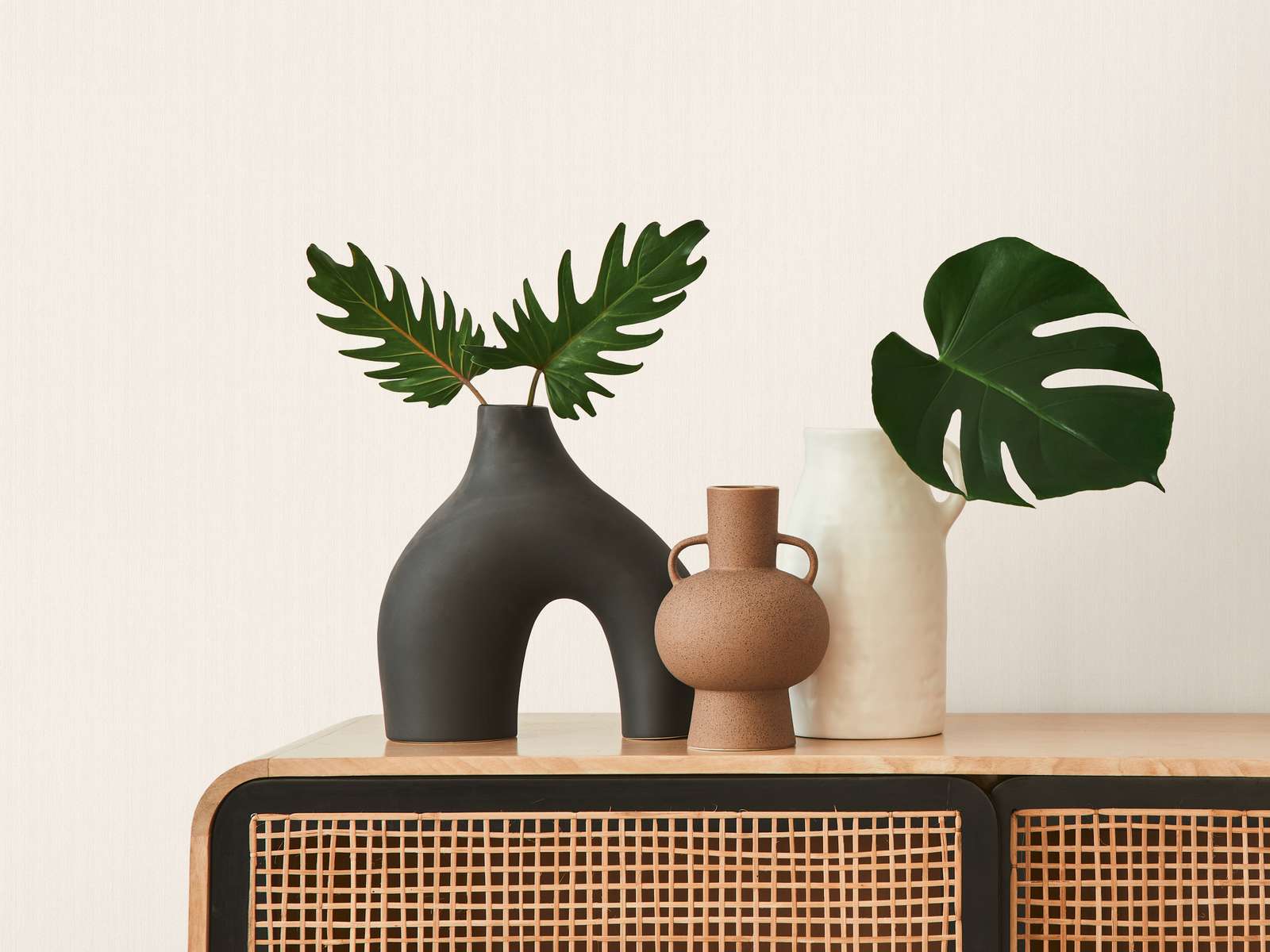             Einfarbige Tapete Creme Beige mit seidenmatt Finish
        