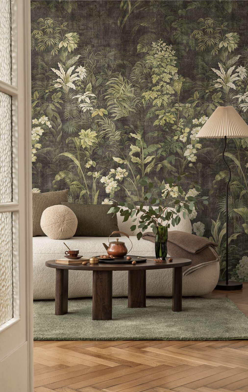 Wohnzimmer, Tapeten, Pflanzenmuster, Sofa, Couchtisch