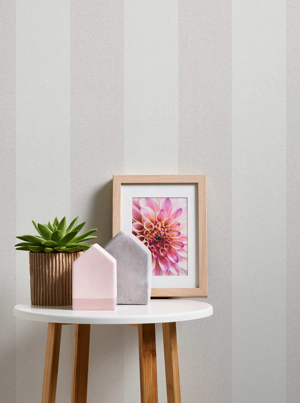 Badezimmer mit tapezierter Wand, Streifen Tapete mit Leinenoptik, Creme Grau Beige