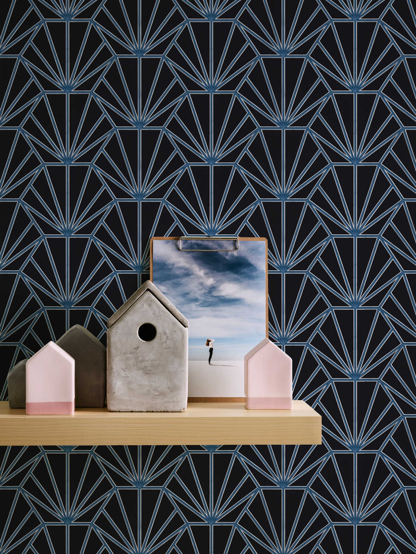             Art Déco Tapete gemustert im Retro Look – Schwarz, Blau, Weiß
        