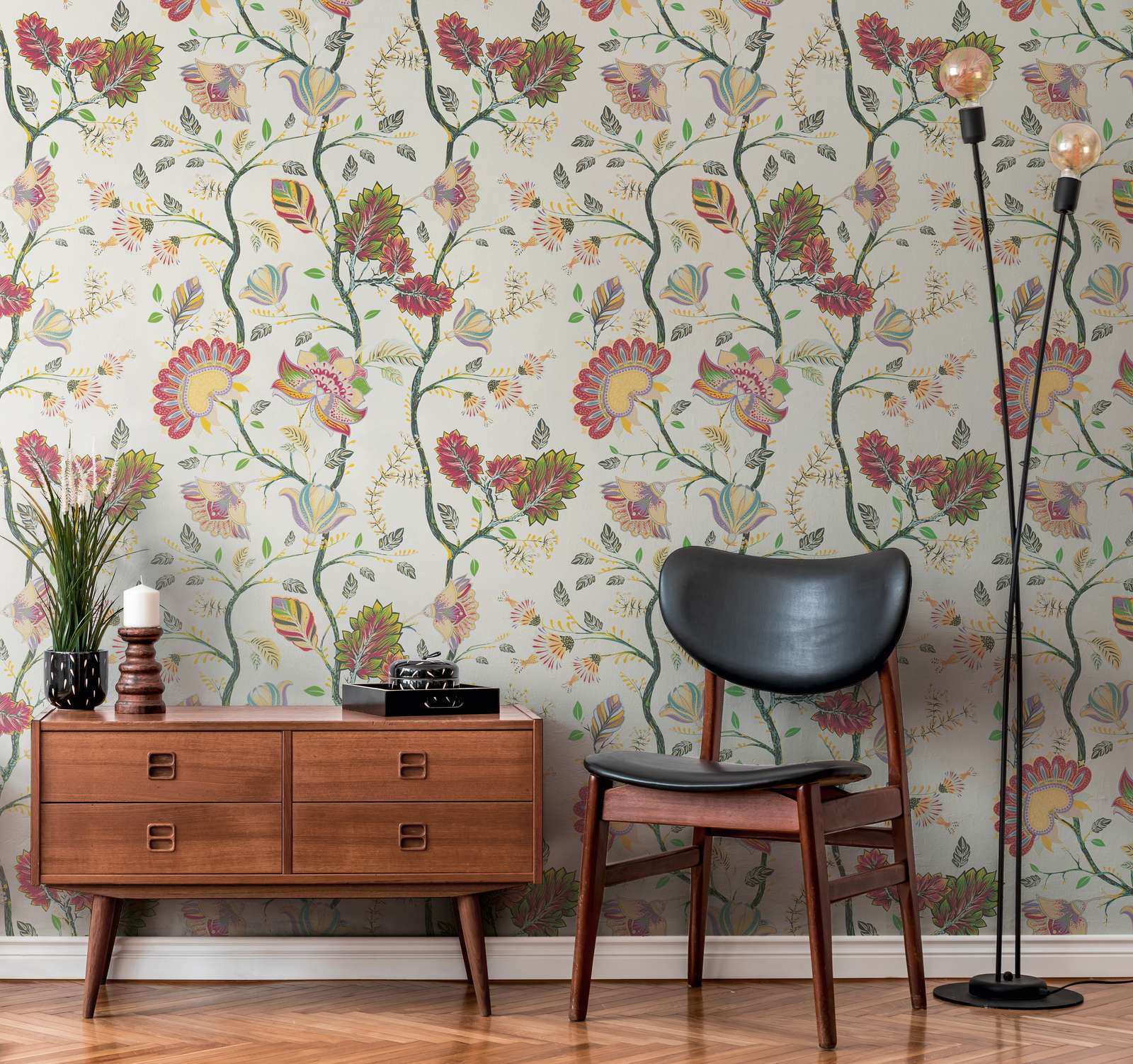 Mid-century, Holzsideboard, Drax-Stuhl, Blumiger Tapetenhintergrund, Stehlampe mit Glühbirnen