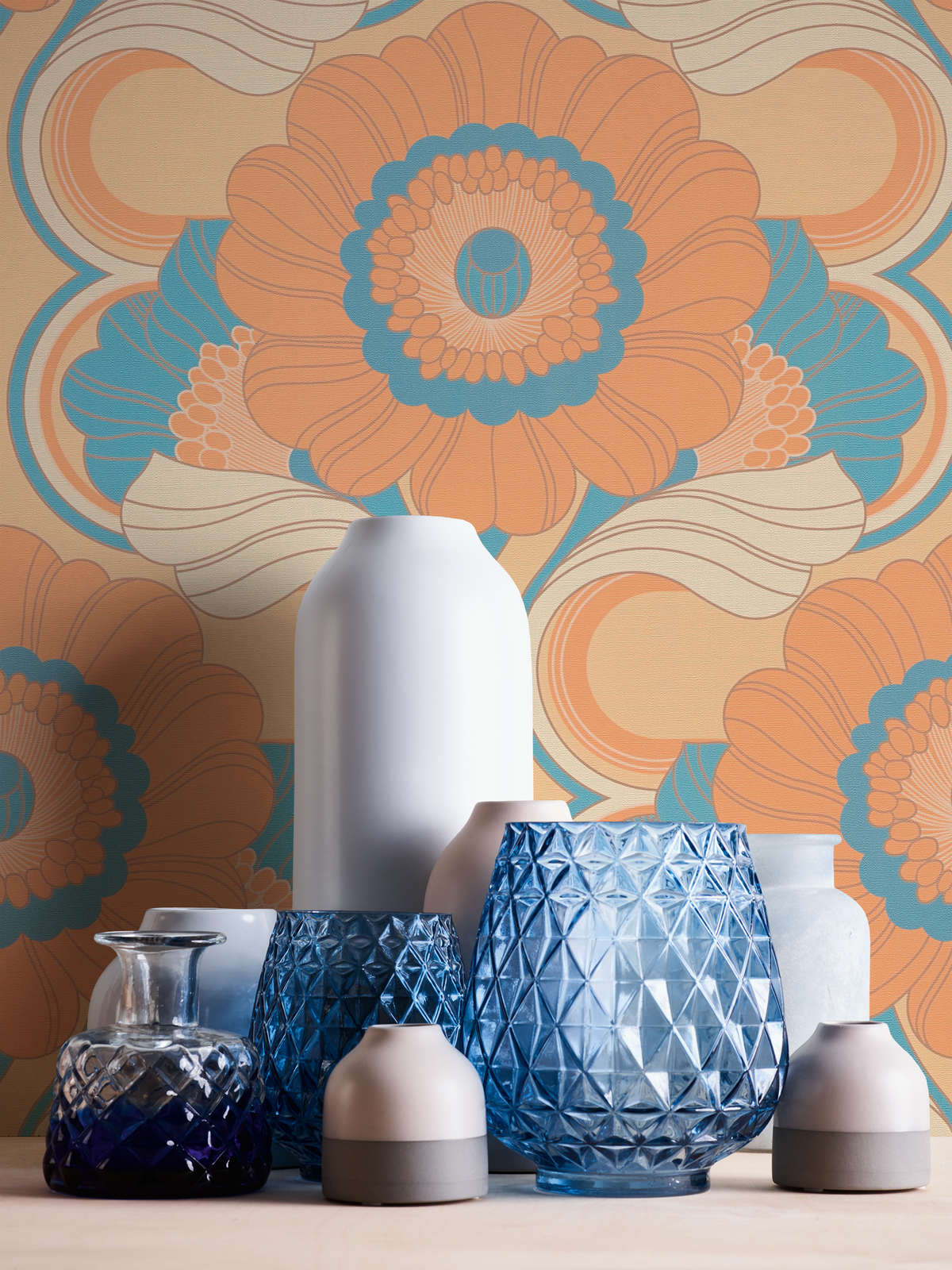             Florale Vliestapete im Retro Stil – Beige, Türkis, Orange
        