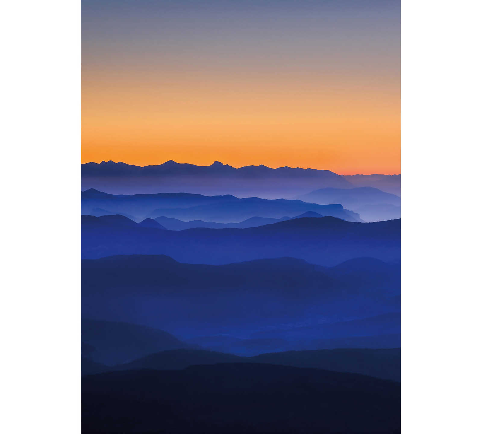         Fototapete Berge in Dämmerung – Blau, Orange, Gelb
    