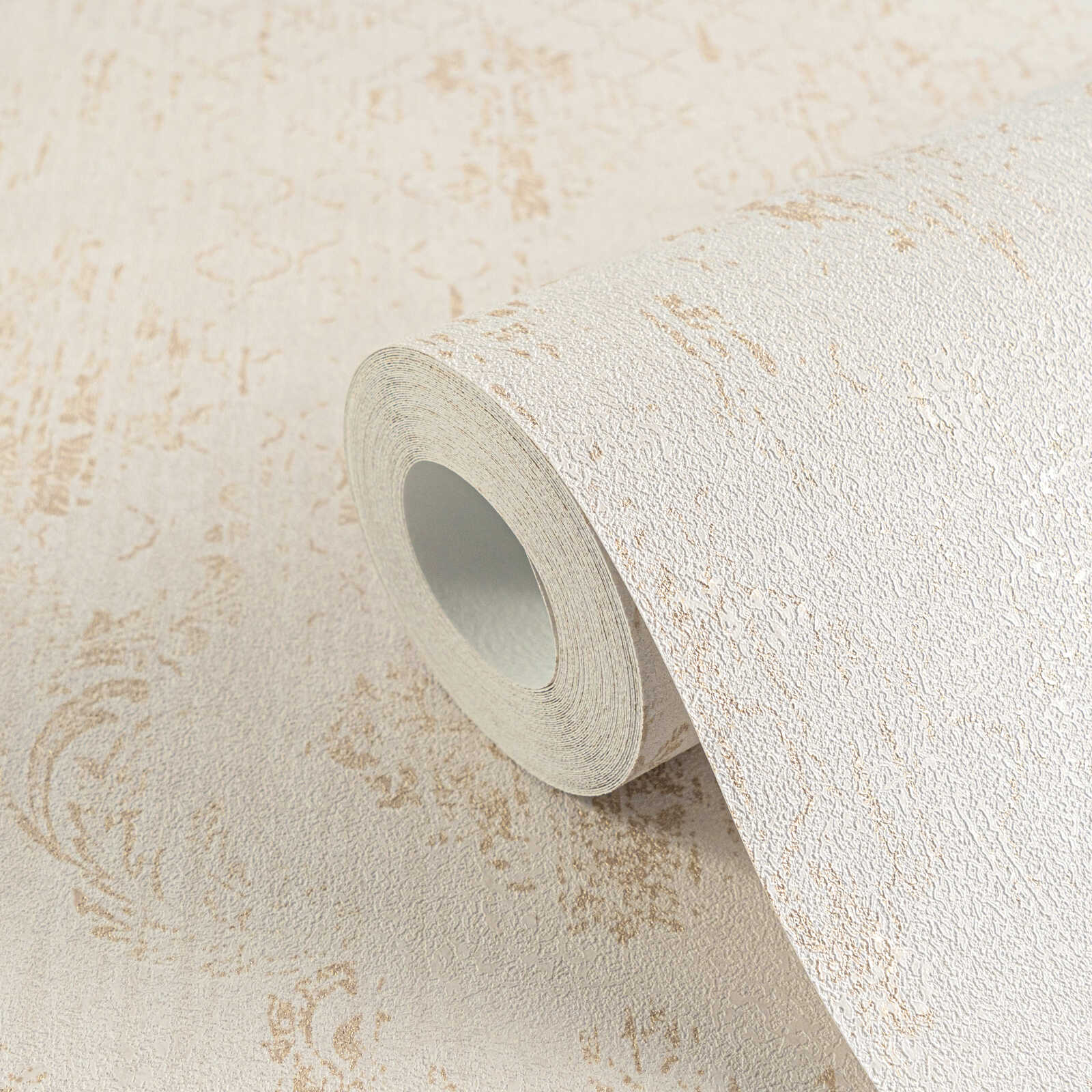 Dezente Vliestapete mit klassischem Ornamentmuster und schimmernden Akzenten, fein strukturiert – Creme, Gold, Metallic