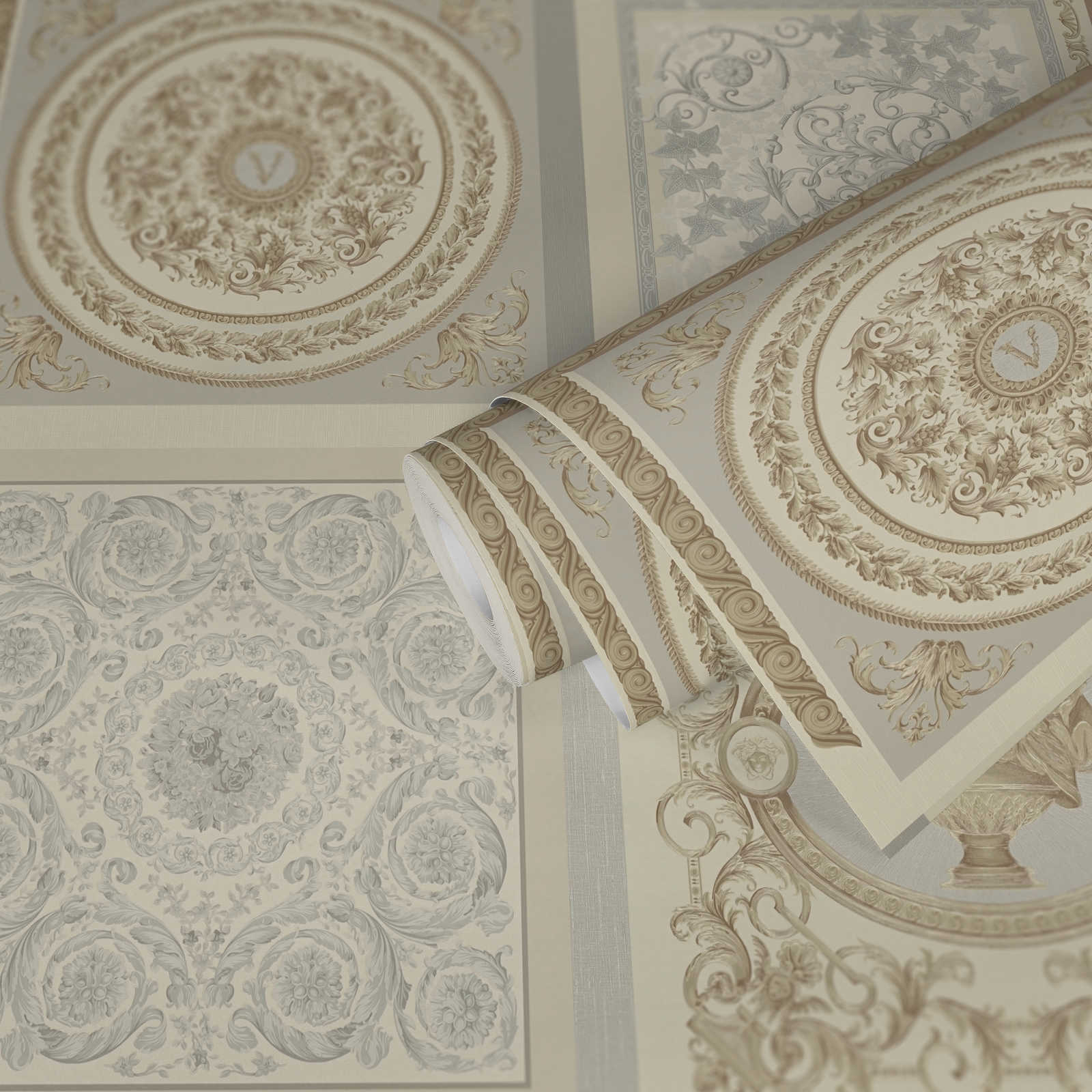             Metallic Tapete VERSACE mit Ornament Tafel Design – Beige, Grau
        