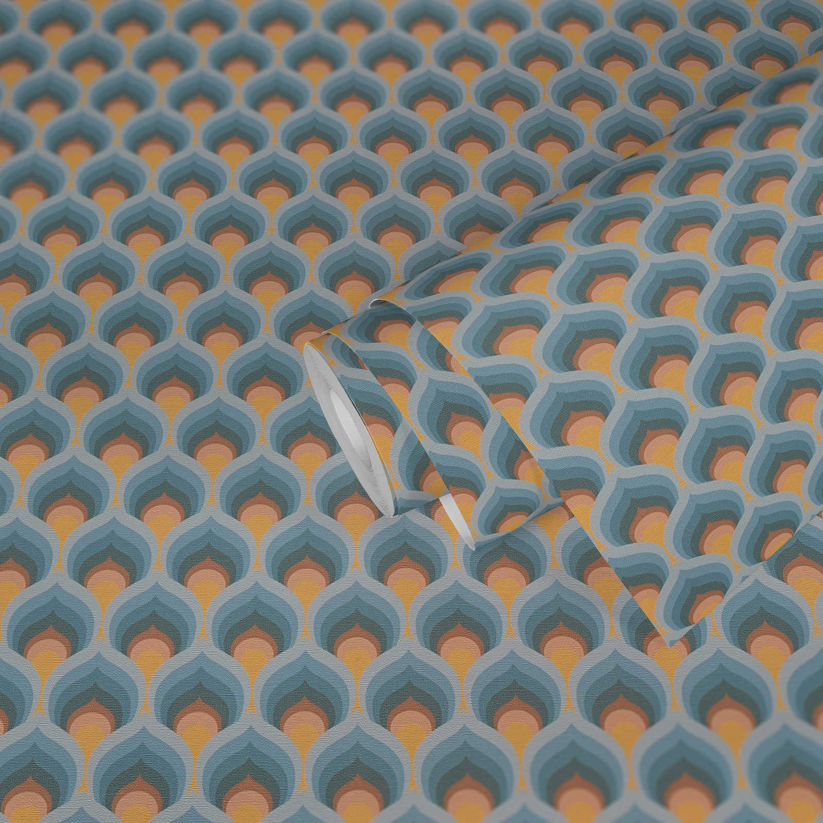             Vliestapete mit Retro Schuppenmuster – Blau, Braun, Gelb
        