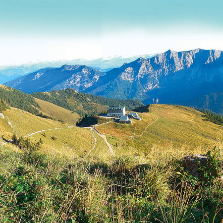 Berglandschap, Gebirgskette, Grasland, Weg, Gebäude