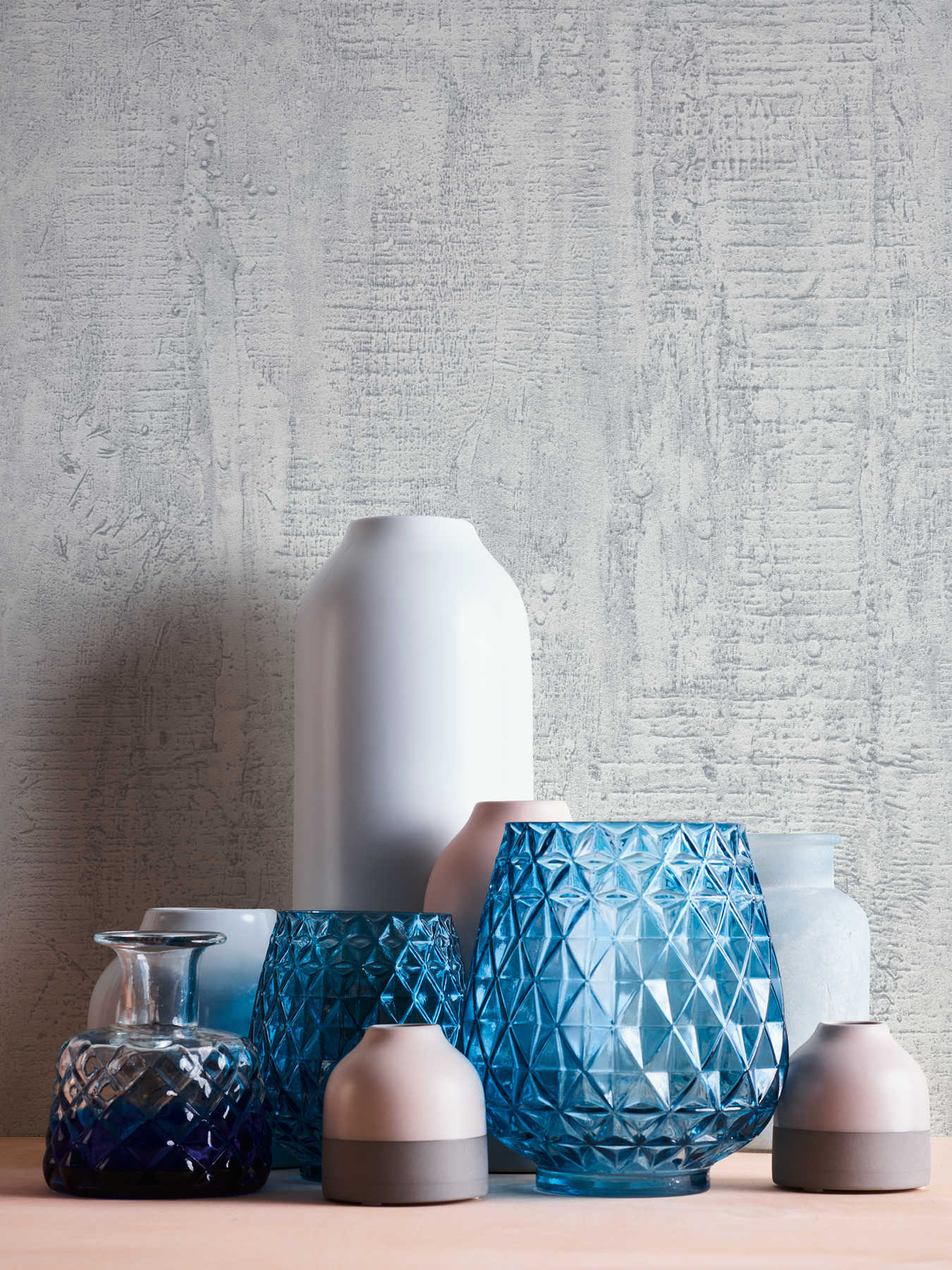             Vliestapete mit rauer Struktur & Rillen Muster – Weiß
        