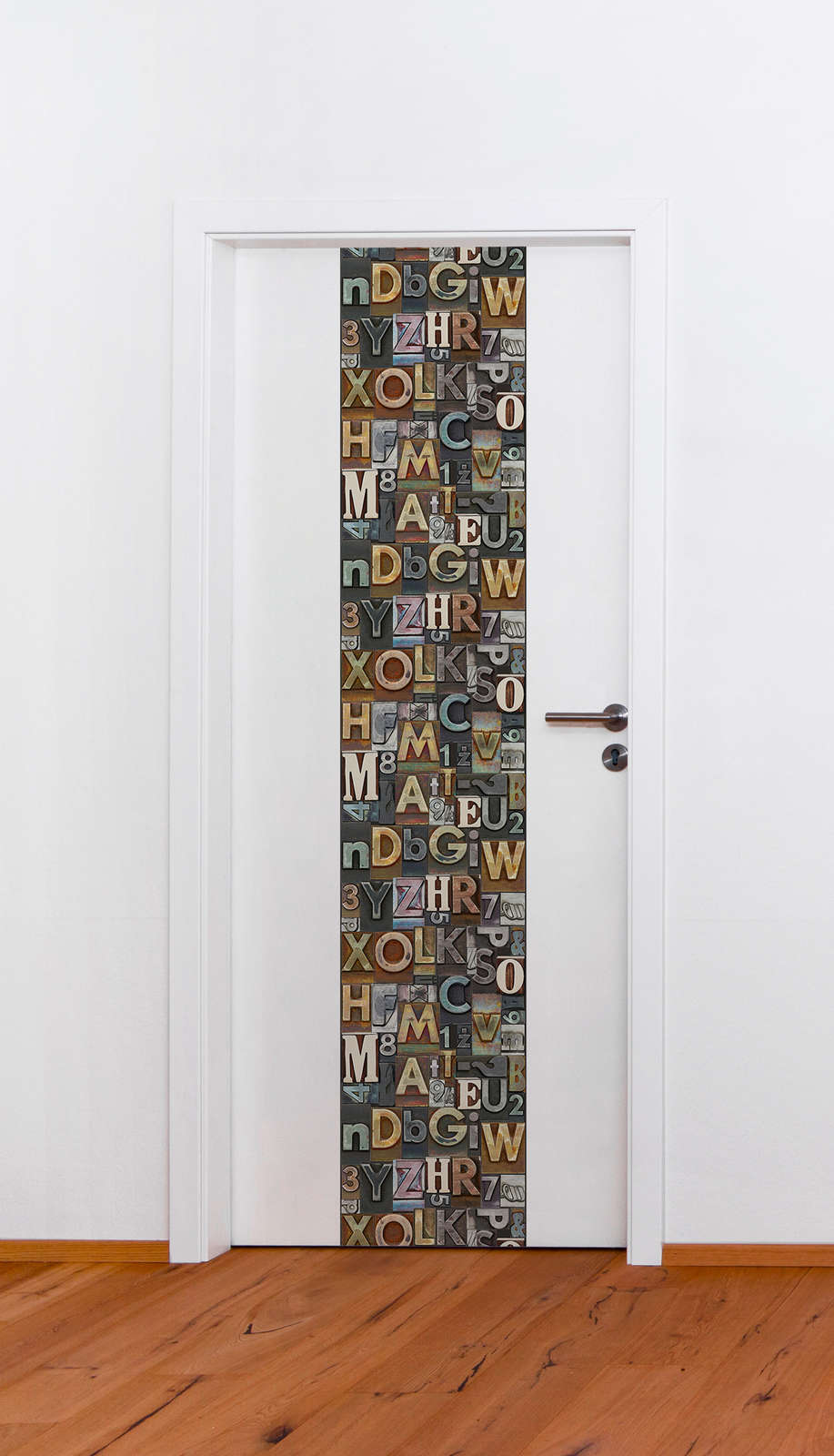 Tapete mit Typographie, bunte Letter im Used-Look – Braun, Bunt