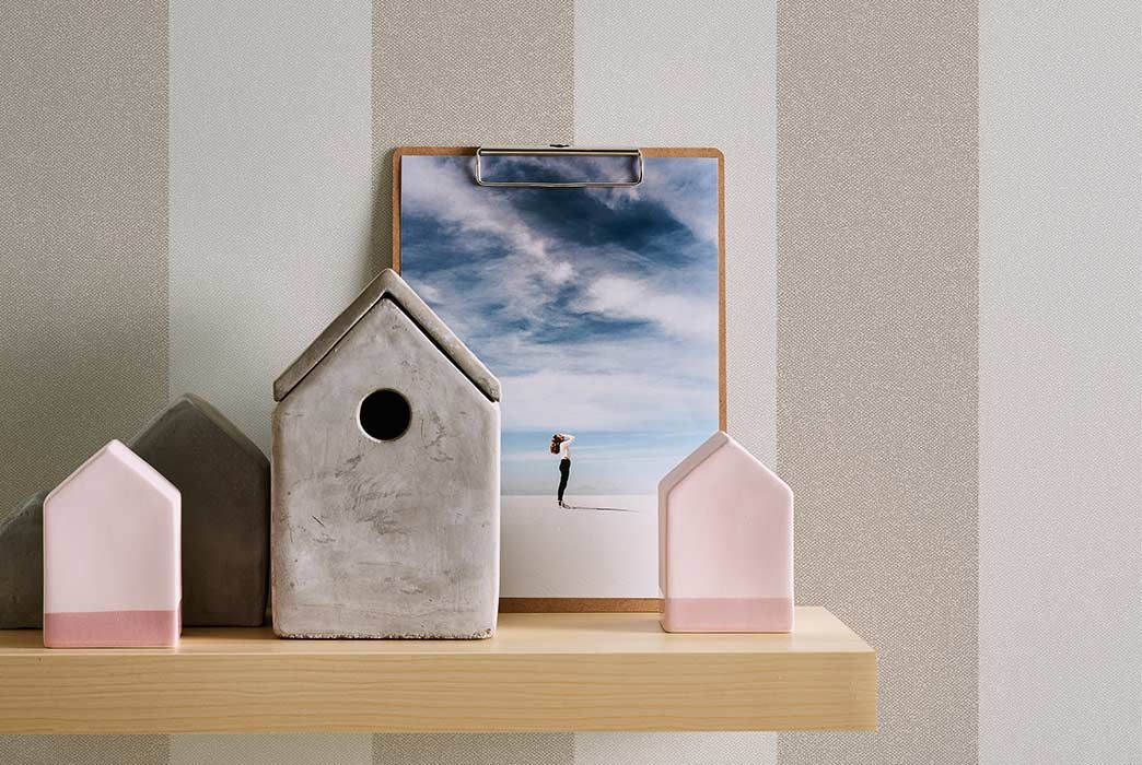 Badezimmer Ablage und tapezierter Wand, Blockstreifen Tapete in Leinenoptik, Creme Beige Braun