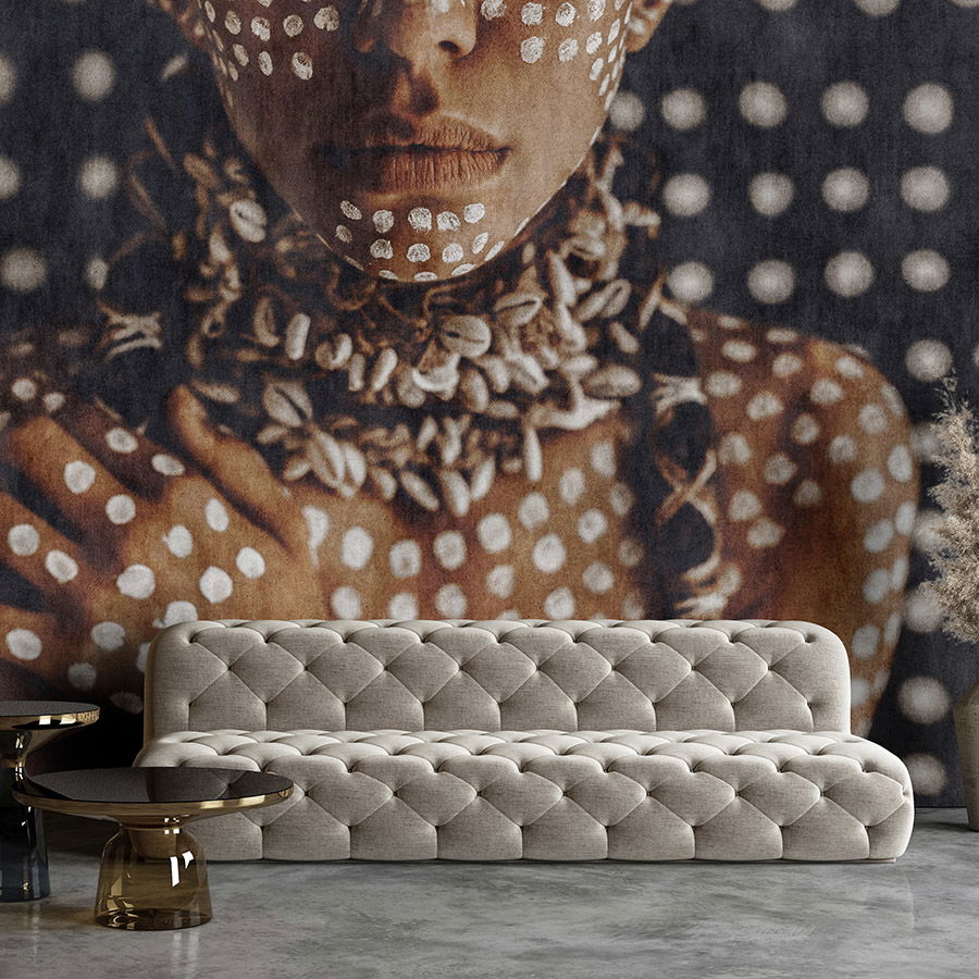         papier peint en papier panoramique »alani« - femme africaine avec peinture corporelle, structure gobelin en arrière-plan - intissé premium lisse et légèrement brillant
    