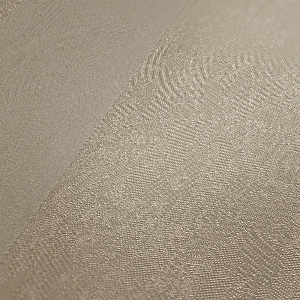             Elegante Vliestapete mit samtigen Blockstreifen auf glänzendem Kompaktvinyl – Creme, Metallic
        