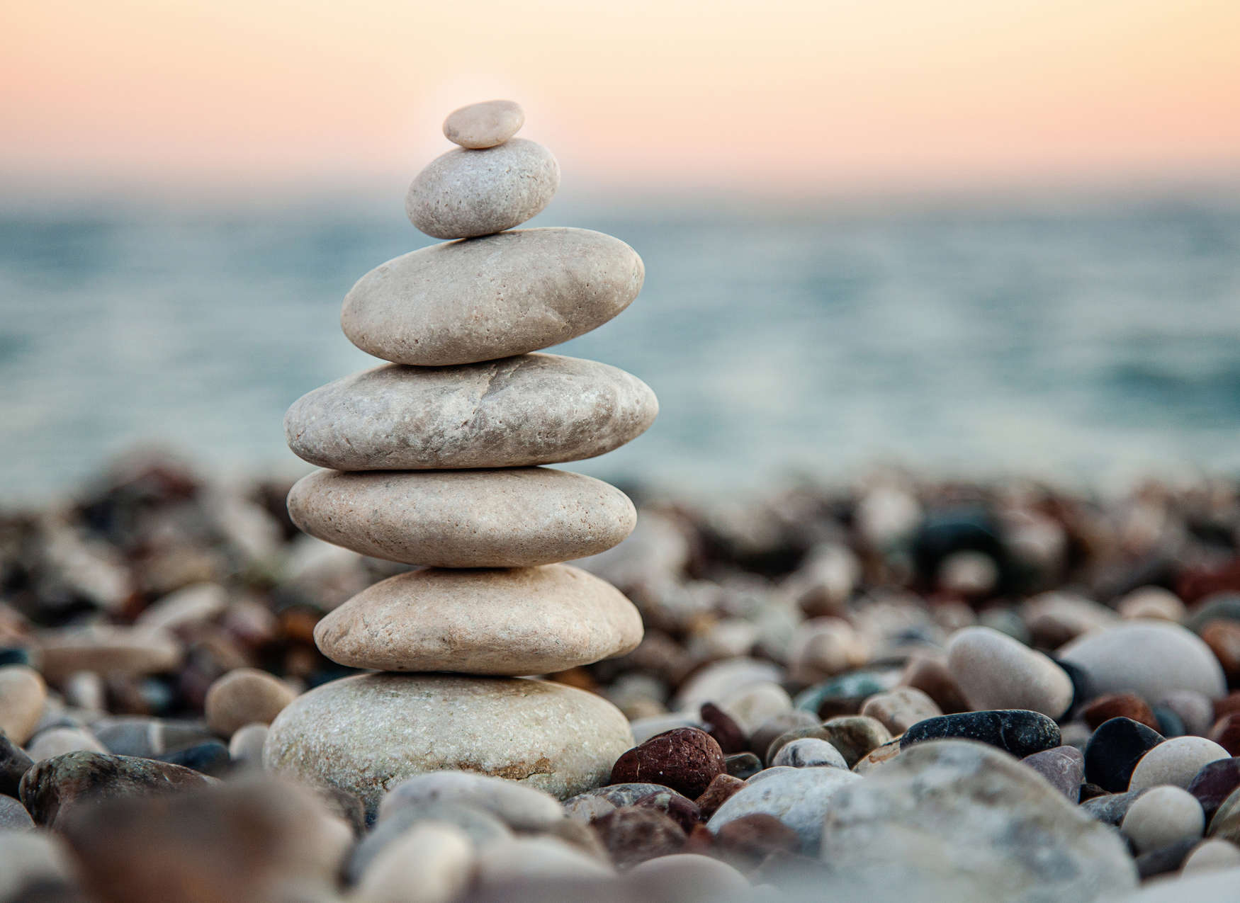             Digitaldrucktapete mit Steinturm am Meer – Grau, Blau
        