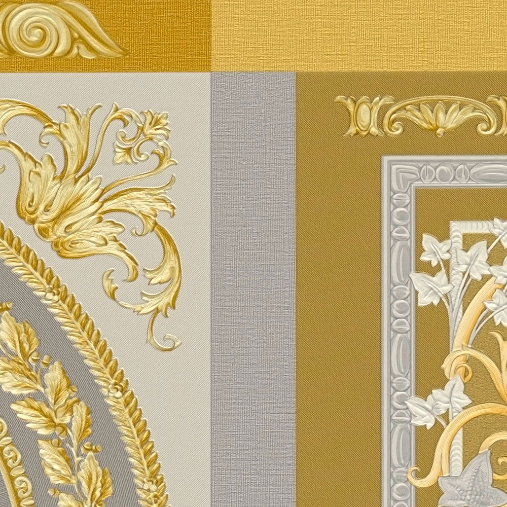             Metallic VERSACE Tapete mit Ornamentdesign, Gold und Silber
        