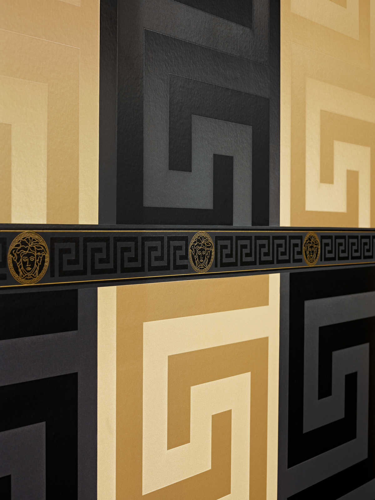             Gold Tapete VERSACE mit Struktureffekt – Metallic
        