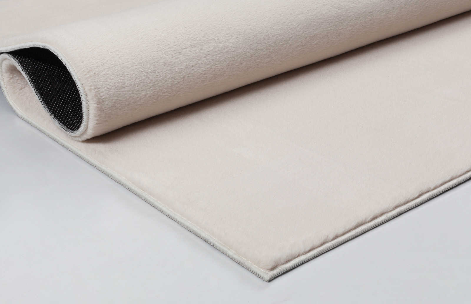             Einfarbiger Hochflor Teppich in sanften Beige – 140 x 70 cm
        