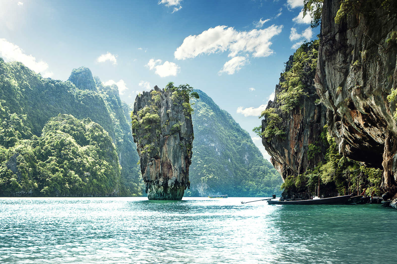 Leinwandbild mit paradiesischer Aussicht auf Berglandschaft in Thailand – 0,90 m x 0,60 m