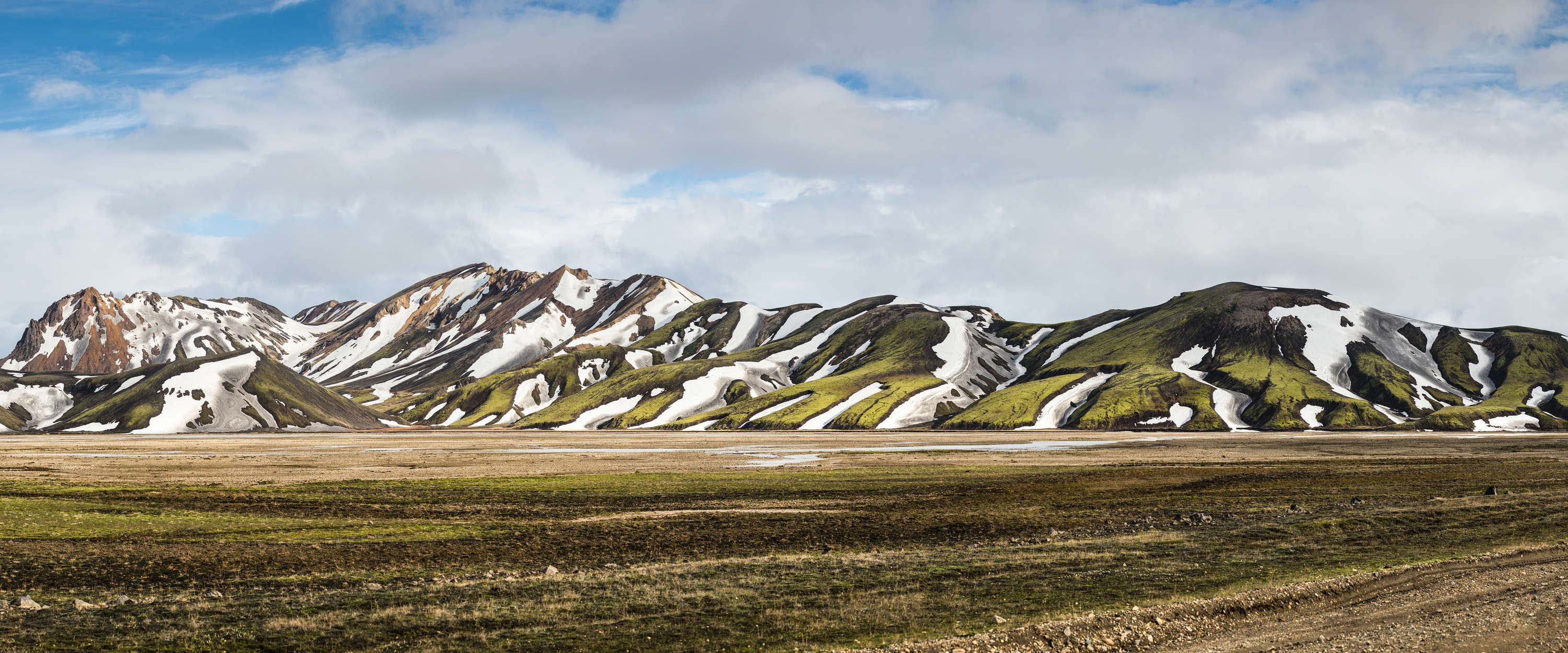 Landschaft, Berge, Schneeflecken, grüne Hügel, offene Ebene