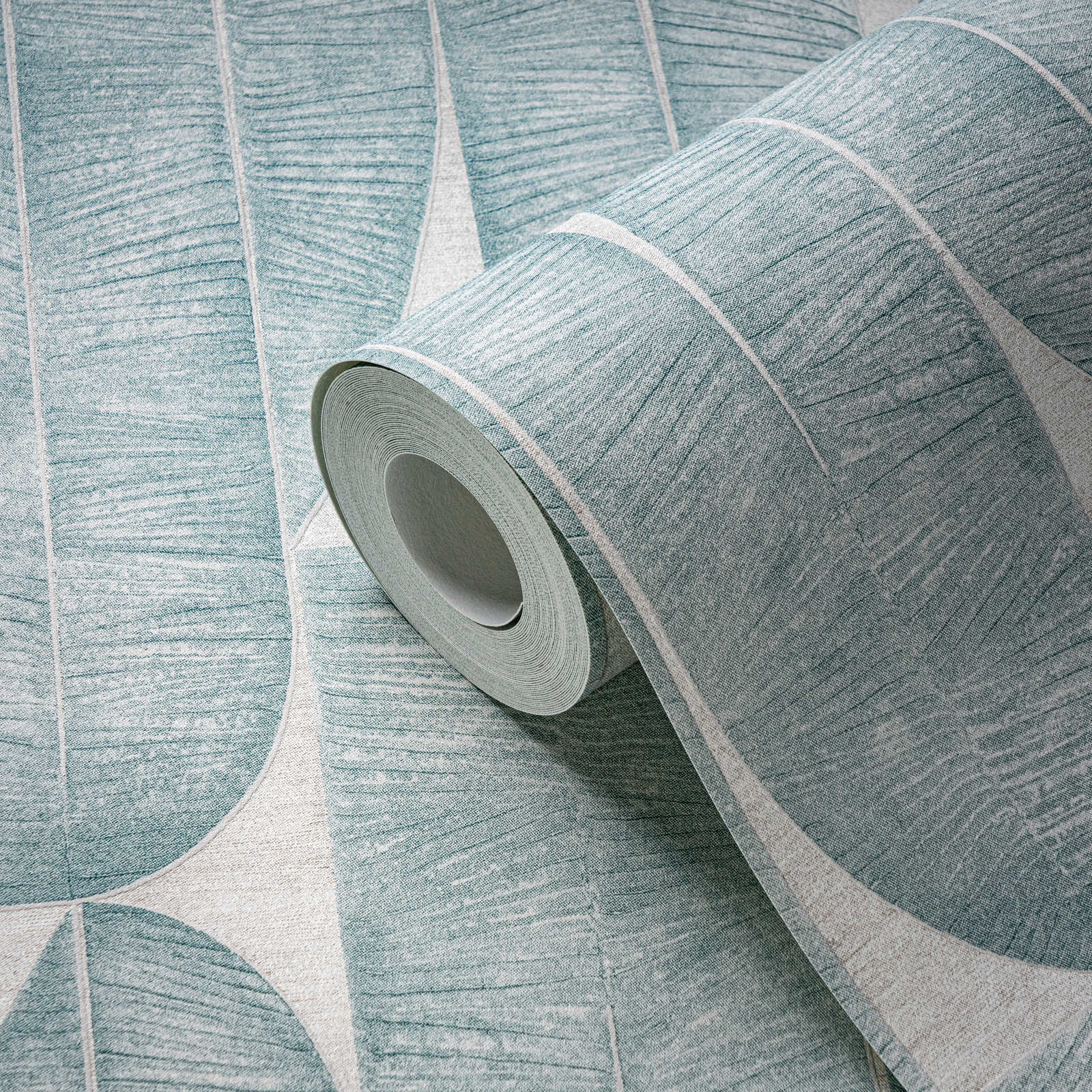             Leicht strukturierte Tapete mit geometrischem Blattmuster – Grau, Blau, Türkis
        