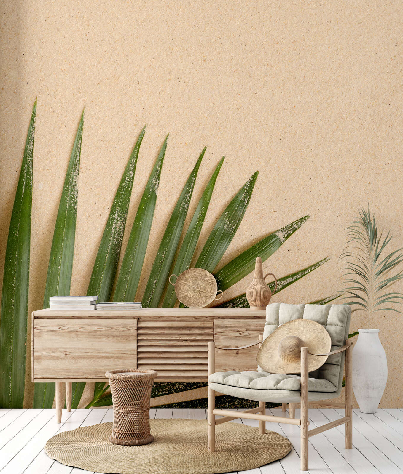            Fototapete Strand-Oase – Vliestapete mit Palmenblatt und Sandtextur für tropisches Urlaubsfeeling – Bunt
        