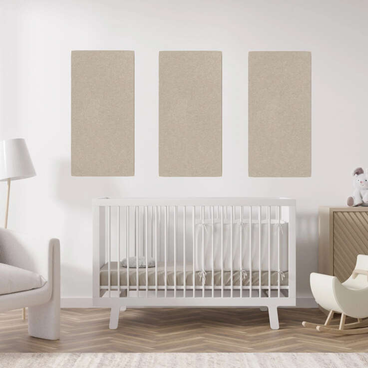 Babybett, Holz-Babybett, neutrale Einrichtung, Bettwäsche-Set, Wandpaneele
