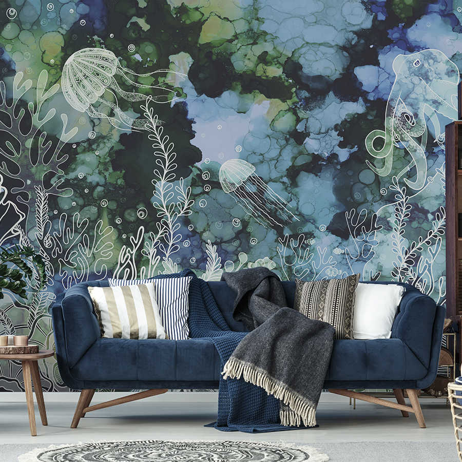 unterwasser mural, algenmuster wandtapete, meerjungfrau motiv?, blaues sofa, wohnzimmer dekoration
