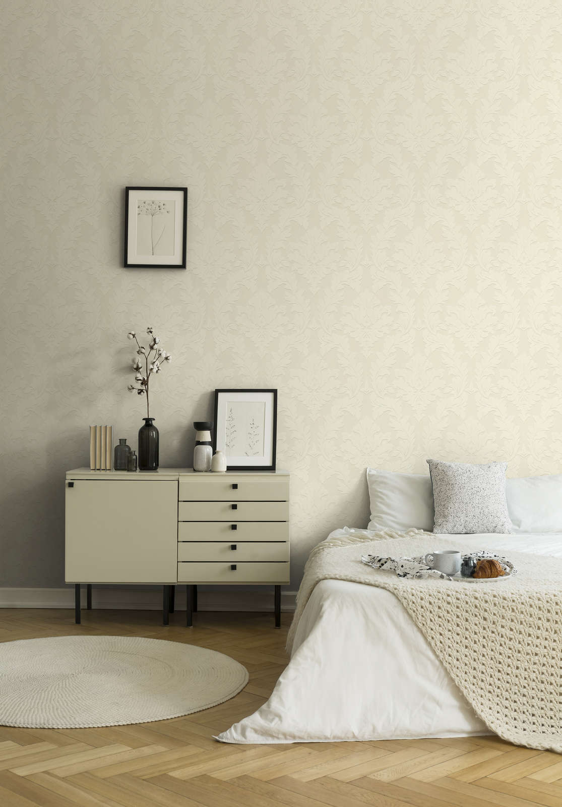             Edle Barocktapete mit echtem Flock auf geprägtem Kompaktvinyl – Creme
        