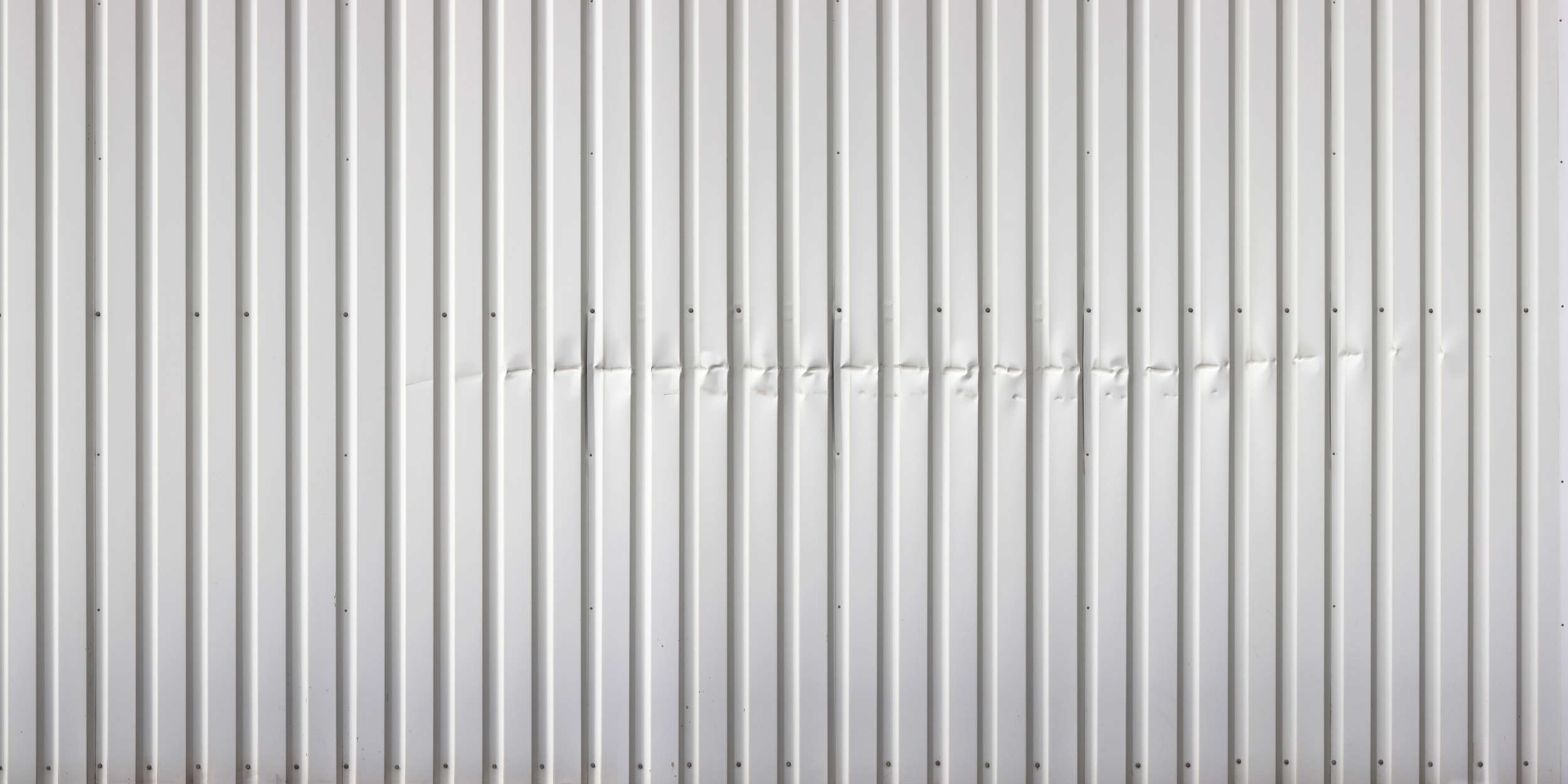             Loft Style Fototapete – Vliestapete im Industrie Look mit beschädigter Metallwand – Grau
        