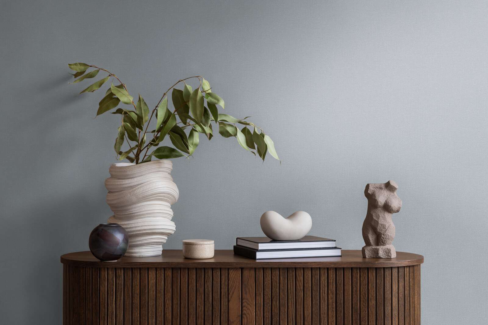 Vase, Vase aus Ton, Holzsideboard, Dekorplatte, Skulptur